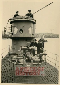 FOTO HISTÓRICA ALEMANA ORIGINAL SUBMARINO SUBMARINO U-758 CON EMBLEMA EN TORRE Y TRIPULACIÓN - Imagen 1 de 1