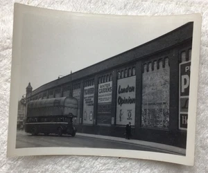 WWII B & W Photograph Old Bus London England Winter Gardens Sign Man - Foto 1 di 3