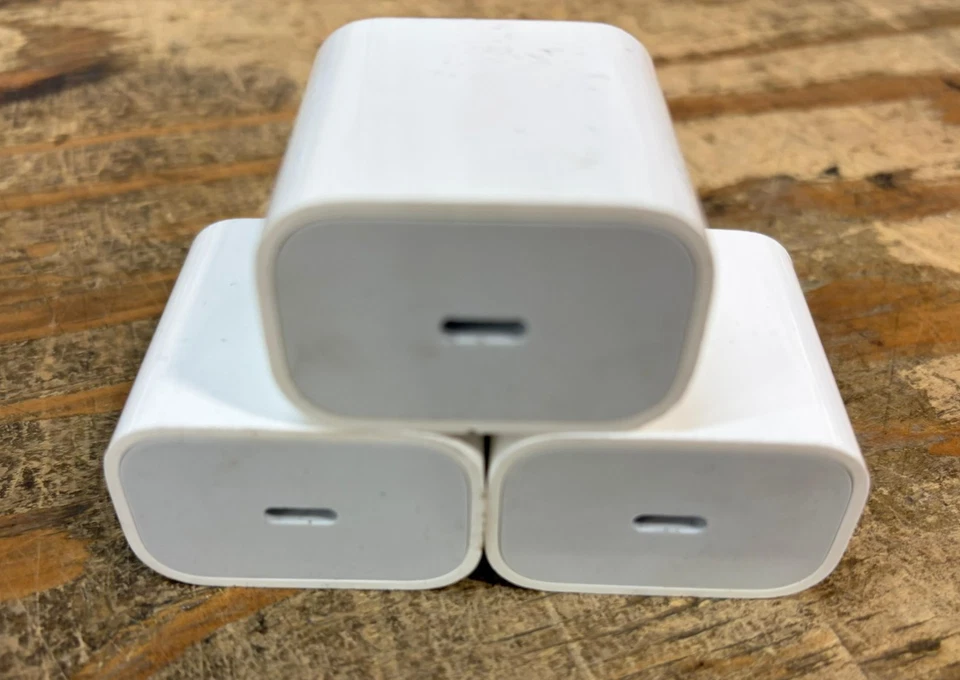 Лот из 3 подлинных адаптеров питания Apple A2305 MHJA3AM/A 20 Вт USB-C белый. - Изображение 1 из 4