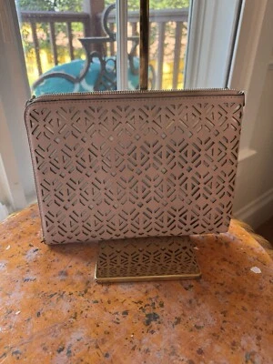 IVANKA TRUMP Couro Rio Tech Embreagem de Carregamento, Blush! Novo - Imagem 1 de 4