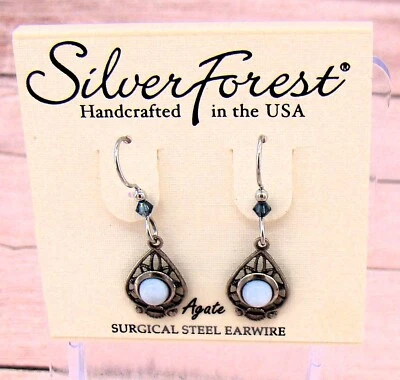 Pendientes Perforados Bosque Plata Lágrima Cuelgan Tono Plata Cuentas Blancas E-7360 NUEVO Foto 1 de 3