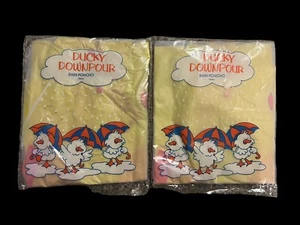 ENTZÜCKENDE Vintage-Zwillinge? Unisex AVON DUCKY DOWNPOUR Ponchos - ZWEI, Kinder GRÖSSE S - Bild 1 von 3