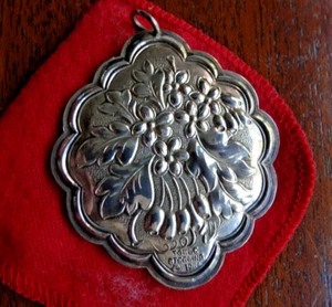 TOWLE STERLING ORNAMENT 1984 FLORAL MEDALLION. NICE! - Picture 1 of 3