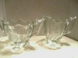 Vintage Klarglas Blume geätzt Fuß gewellter Rand Milchkännchen Zuckerdose - Bild 1 von 7
