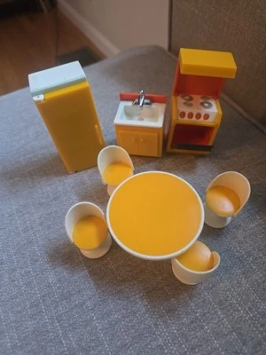 Estufa, refrigerador, fregadero, mesa muebles cocina casa muñecas Fisher Price de colección  Foto 1 de 4