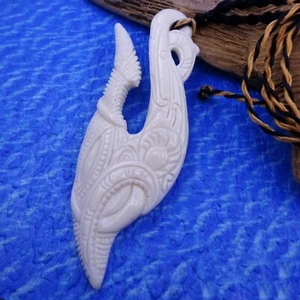 Collar Macramé Colgante Gancho de Pez Personalizado Grande Maorí Joyería de Playa 3.6" de Alto - Imagen 1 de 3