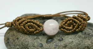 Pulsera Artesanal en trenzado macramé "Cuarzo Rosa" hilo marrón - Imagen 1 de 6