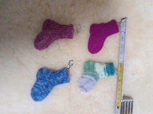 Schlüsselanhänger Söckchen Socke Karabiner  Sockenwolle  - Bild 1 von 5