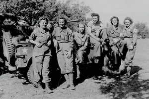 Nurses at field hospital World War 2 WWII 8 x 12 Photo Picture - Picture 1 of 1