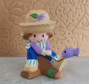Mini figura de PVC Kenner Strawberry Shortcake 1982 vintage Huckleberry Pie Fish - Imagen 1 de 7