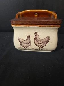 Vintage '79 Country Road Enesco gallina e gallo gres coperchio legno ricevimento sale - Foto 1 di 8