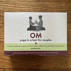 OM: Yoga in einer Box für Paare - Hardcover von Lee, Cyndi - NEU FABRIKVERSIEGELT!! - Bild 1 von 2
