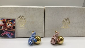 Estatuilla de porcelana Herend Frog Prince azul y rojo con bola en caja original - Imagen 1 de 23