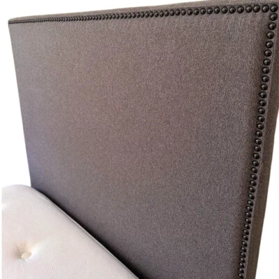 Cabecero West Elm Nailhead tapizado doble montado en la pared Foto 1 de 3
