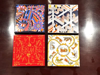 4 cajas de bufandas HERMÈS 9,5" x 9,5" con cajas de regalo navideñas + pañuelo Foto 1 de 4