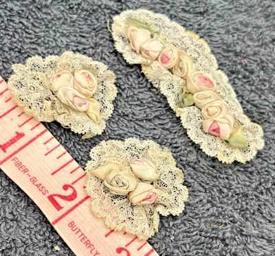 Roseta de seda antigua ribete encaje alfileres acento sombrero muñeca broche lote flores vintage Foto 1 de 4