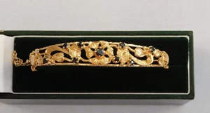 VINTAGE 1974 9CT YELLOW GOLD ROUND SAPPHIRE OPENWORK FLOWER DESIGN BANGLE- 13.3g - Picture 1 of 16