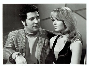 1969 Press Photo Pinup Joey Heatherton poses for portrait in "This Is Tom Jones" - Bild 1 von 2