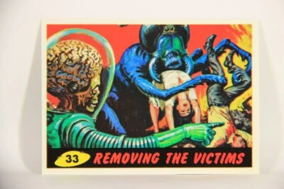 Mars Attacks 1994 Topps Trading Card #33 Removing The Victims ENG L007296 - Image 1 of 2