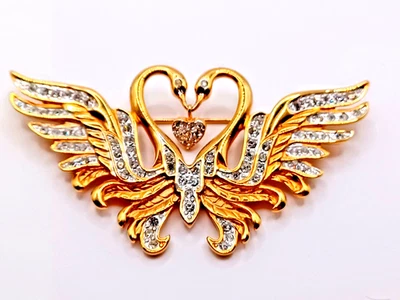 Broche de diamantes de imitación transparentes tono dorado de NOLAN MILLER Loving Swans Foto 1 de 3