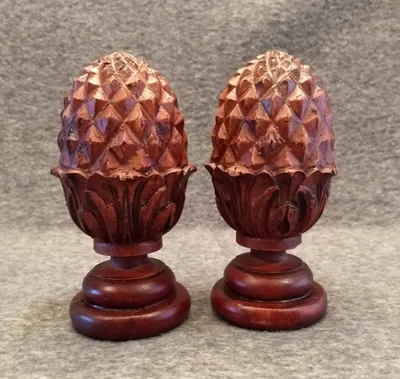 Juego de 2 remates de cono de pino de madera tallados a mano decorativos ornamentales Foto 1 de 4