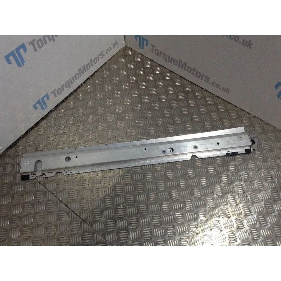 Barra de apoyo para puerta del conductor Nissan GT-R R35 Skyline 2009 Foto 1 de 1