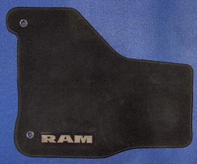 TAPETE DE CARPETE DE ASSOALHO INTERIOR FRONTAL Lado Direito OEM RAM 1500 2012 - 2015 - Imagem 1 de 4