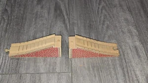 Vintage Set 2 x Thomas Friends Trenino Ferroviario in Legno Ferrovia Binario Rampe - Foto 1 di 7