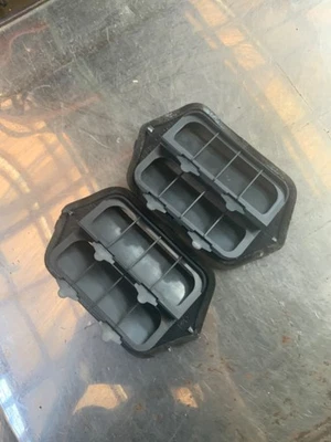 2011-2017 MAZDA CX-5/CX-7 CONJUNTO DE VÁLVULA DE VENTILAÇÃO INTERNA TRASEIRA FABRICANTE DE EQUIPAMENTO ORIGINAL C14551921 - Imagem 1 de 3