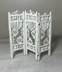 Viktorianisches Puppenhaus Miniatur Weißmetall & Spitze Raumteiler Paravent 1:12 LESEN - Bild 1 von 18