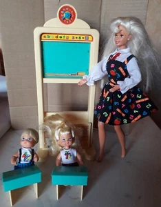 Barbie Insegnante maestra, Alunni, bambini ,Banchi scuola E Lavagna ,Mattel 1995 - Foto 1 di 24