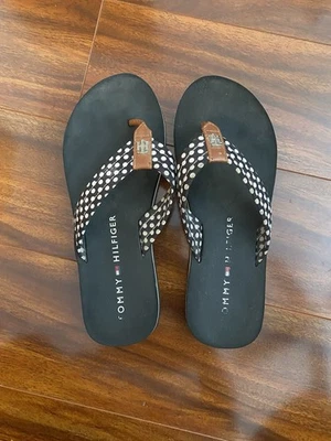Sandalias Tommy Hilfiger a lunares blanco y negro talla 6,5 Foto 1 de 4