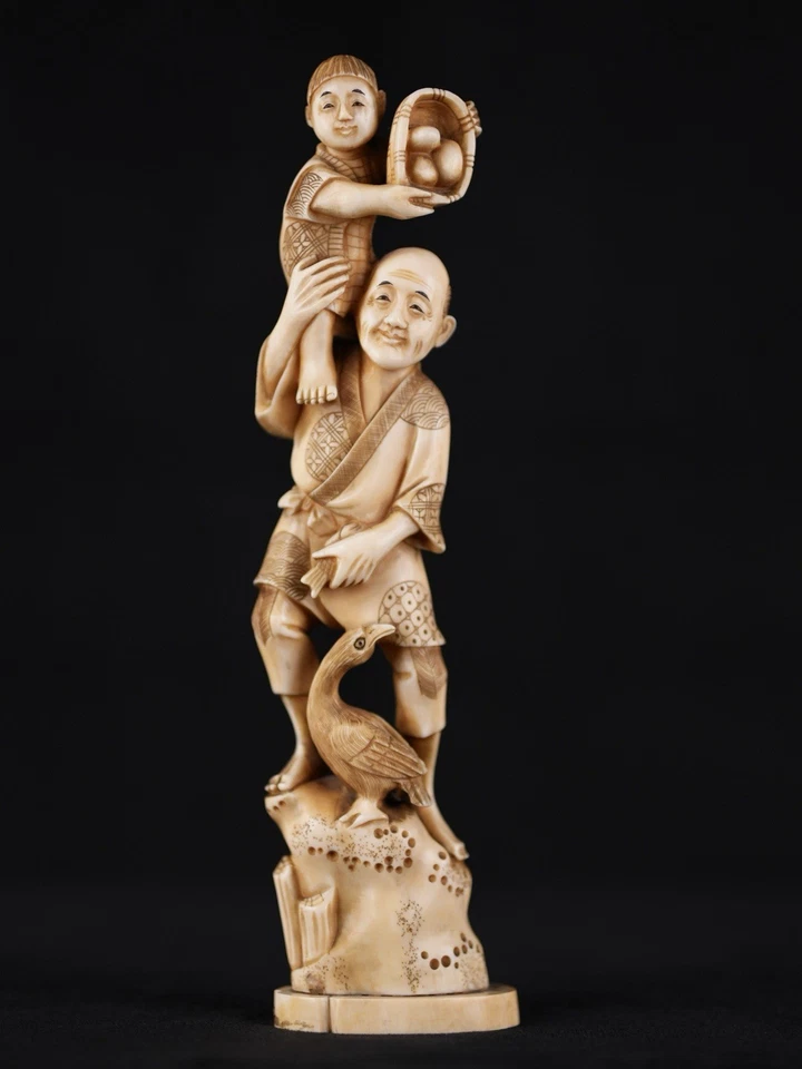 Antigua figura tallada Okimono firmada japonesa de finales del siglo XIX del período Meiji Foto 1 de 4