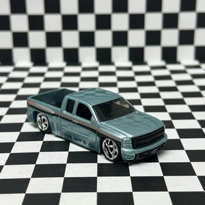 Hot Wheels Chevy Silverado Pearl Blue piloti reali - HW allora e ora blu perla - Foto 1 di 6
