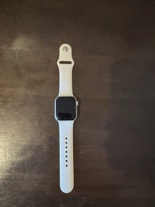 Apple Watch Series 5 40 mm boîtier argent bracelet blanc - (MWV62LL/A) - Photo 1 sur 3