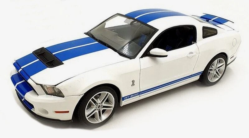 Shelby GT500 2011 Performance White with Blue Stripes 1:18 GREENLIGHT 13674 - Immagine 1 di 1