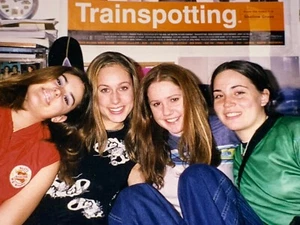 AVC) Found Photograph Group Young Women Room Trainspotting Poster - Picture 1 of 4