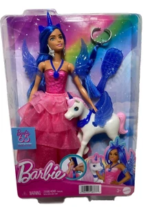 Barbie unicorno giocattolo, bambola 65 ° anniversario con capelli blu abito rosa e alicorno per animali domestici - Foto 1 di 10