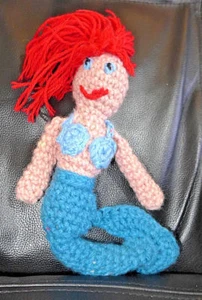 Handarbeit gehäkelte Meerjungfrau Puppe weiche Wolle Tür Kleiderbügel eines... - Picture 1 of 12