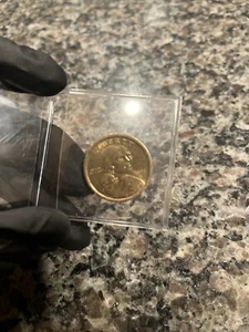 2000 D SACAGAWEA ONE DOLLAR COIN US LIBERTY GOLD COLOR - Picture 1 of 8