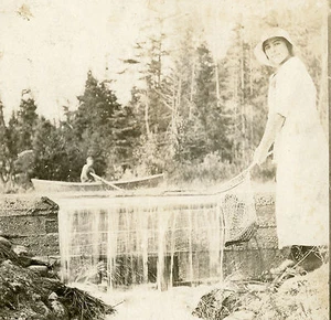 FOTO RPPC VINTAGE DIVERTIDA INUSUAL ARTÍSTICA LAGO PESCA CASCADA BONITA DAMA - Imagen 1 de 8