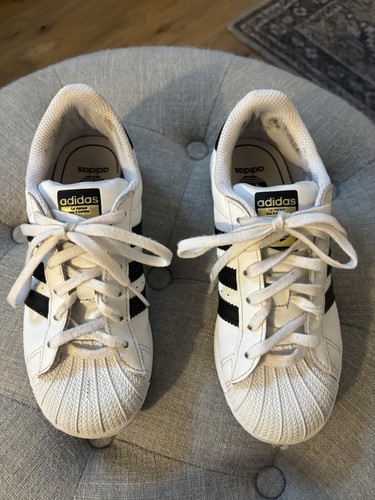 Scarpe unisex Adidas Superstar nere e bianche con punta a conchiglia per bambini