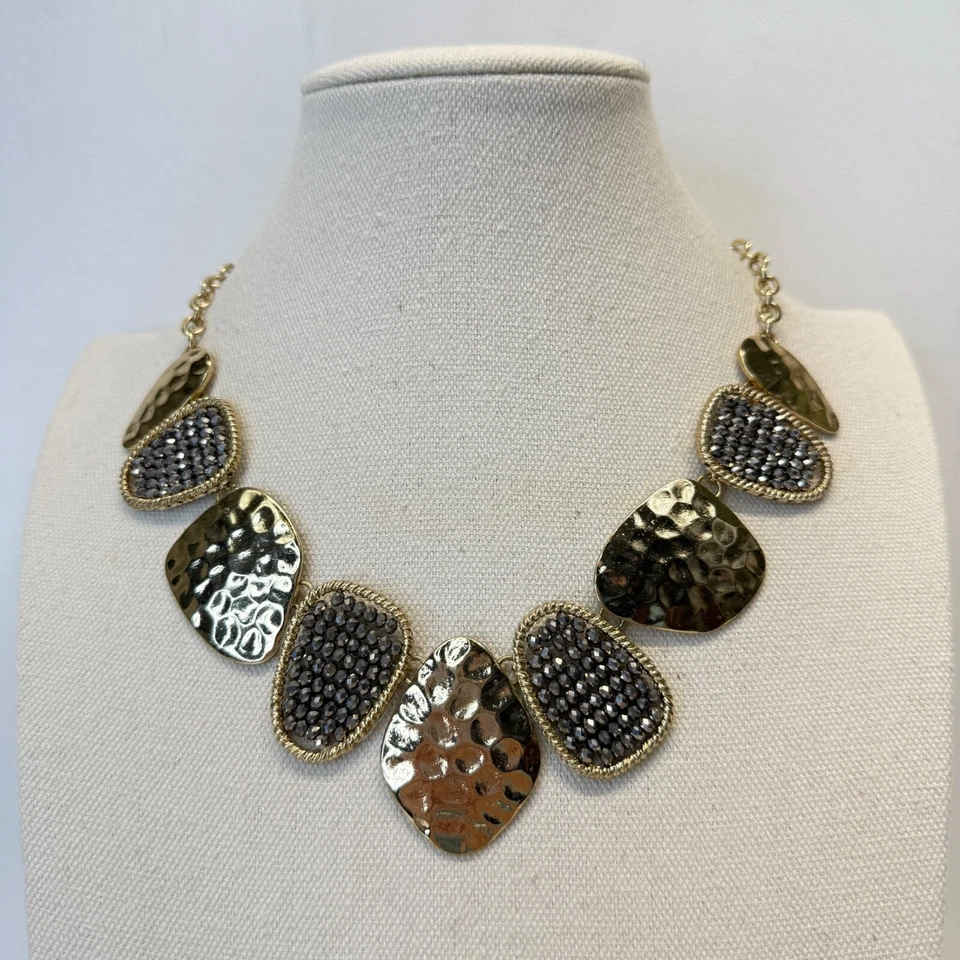 Collar Distintivo Martillado Metal Marcasita Tono Dorado Ajustable Foto 1 de 4