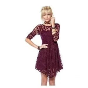 Free People Kleid mit Spitze und Taschentuchsaum. Gr. 2, gefüttert 2/4 Arm - Bild 1 von 7
