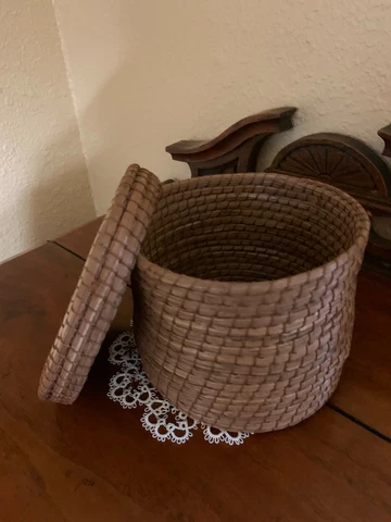 Small Pine Needle Basket with Lid Cover