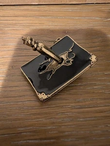 Harry Potter Beutekiste TOM RIDDLE DIARY Emaille Pin - Bild 1 von 1