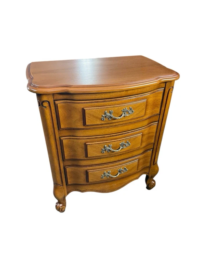 Французская провинциальная тумбочка от Kent Coffey - Изображение 1 из 4