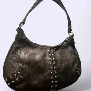 Bolso hobo Michael Kors de cuero con tachuelas - Imagen 1 de 9