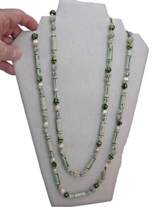 Damen Zweistrang Halskette mit verschiedenen Beed Formen - grün und creme - Bild 1 von 4