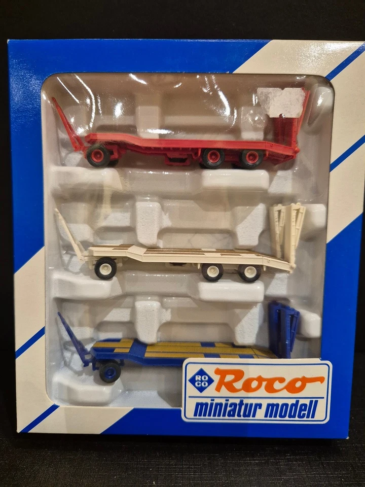 Roco 1402, 1:87, Sonderset Goldhofer Tieflader, 3-teilig, rot/weiß/blau - Bild 1 von 2